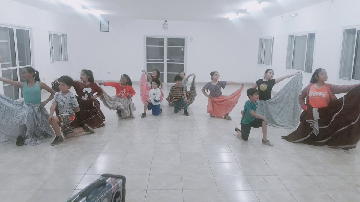 pequeños bailarines #PlayonesEducativos B Limache #MareaAzulPE <a href="/juancarlosvilc/">Juan Carlos Vilca.</a> <a href="/artydance23/">Gilda Rodríguez</a> <a href="/patriciapinasco/">Patricia Pinasco</a> <a href="/fguillesaavedra/">GUILLERMO SAAVEDRA</a> <a href="/UrtubeyJM/">Juan Manuel Urtubey</a> <a href="/aniberruezo/">analia berruezo</a> <a href="/danilisanti/">Daniela Lisanti</a> <a href="/larubita70/">Rubita Bijou</a>