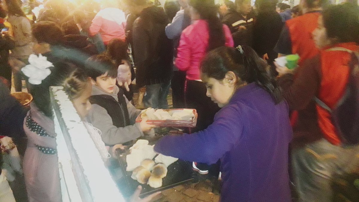 Niños de #PlayonesEducativos B Limache recibiendo peregrinos del milagro!!! #MareaAzulPE <a href="/artydance23/">Gilda Rodríguez</a> <a href="/patriciapinasco/">Patricia Pinasco</a> <a href="/fguillesaavedra/">GUILLERMO SAAVEDRA</a> <a href="/juancarlosvilc/">Juan Carlos Vilca.</a> <a href="/UrtubeyJM/">Juan Manuel Urtubey</a> <a href="/aniberruezo/">analia berruezo</a> <a href="/danilisanti/">Daniela Lisanti</a> <a href="/larubita70/">Rubita Bijou</a>