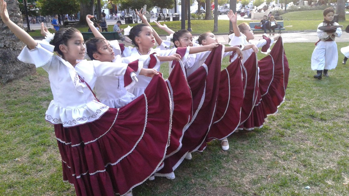 grandes bailarinas pequeñitas 😍 #PlayonesEducativos B Limache #MareaAzulPE <a href="/fguillesaavedra/">GUILLERMO SAAVEDRA</a> <a href="/patriciapinasco/">Patricia Pinasco</a> <a href="/artydance23/">Gilda Rodríguez</a> <a href="/juancarlosvilc/">Juan Carlos Vilca.</a> <a href="/UrtubeyJM/">Juan Manuel Urtubey</a> <a href="/danilisanti/">Daniela Lisanti</a> <a href="/aniberruezo/">analia berruezo</a> <a href="/larubita70/">Rubita Bijou</a>