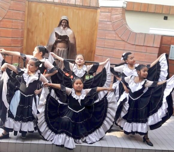 Bailarinas de #PlayonesEducativos B Limache #MareaAzulPE <a href="/fguillesaavedra/">GUILLERMO SAAVEDRA</a> <a href="/patriciapinasco/">Patricia Pinasco</a> <a href="/artydance23/">Gilda Rodríguez</a> <a href="/juancarlosvilc/">Juan Carlos Vilca.</a> <a href="/UrtubeyJM/">Juan Manuel Urtubey</a> <a href="/danilisanti/">Daniela Lisanti</a> <a href="/aniberruezo/">analia berruezo</a> <a href="/larubita70/">Rubita Bijou</a>