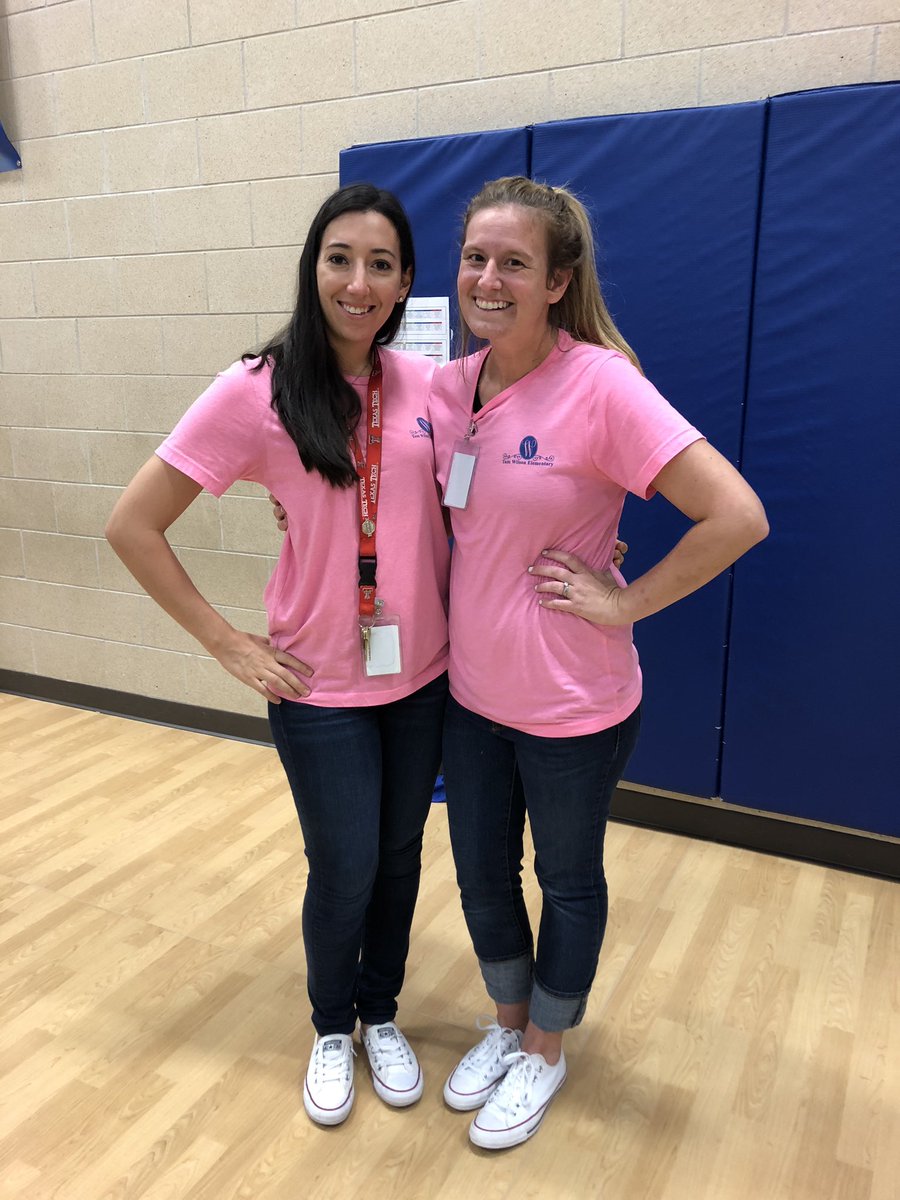 mrsfarrelltwe's tweet photo. Twinning with neon! #twehowl #maybeonpurpose https://t.co/I0TqheQjyj