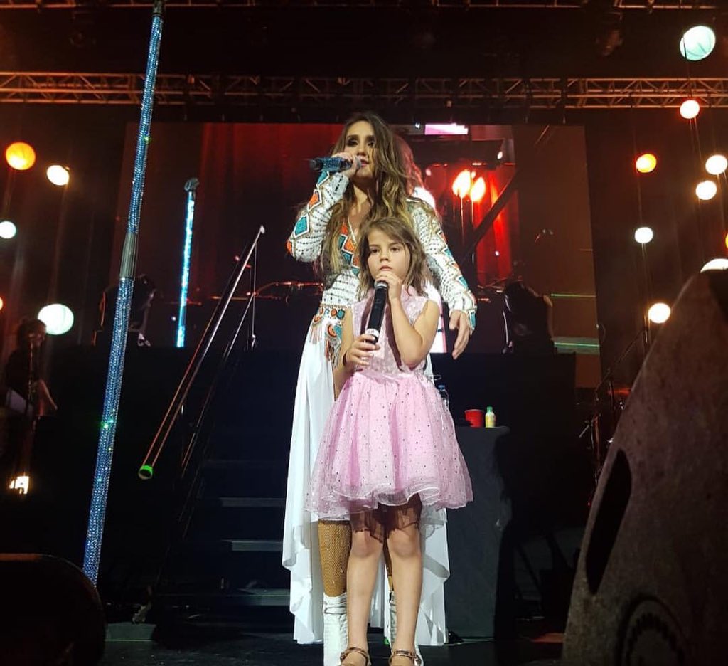 ClaSopranzetti's tweet photo. Me siento orgullosa de haber compartido escenario con mi tia Dul @DulceMaria y mas por cantar una canción tan especial... te amo tía!!!❤️ https://t.co/pIQ9TJtSK6