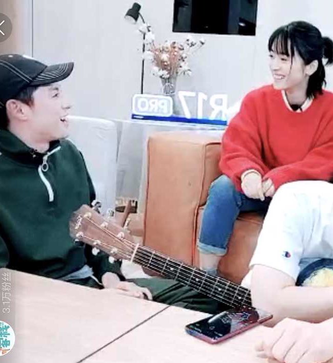 lcmxm1's tweet photo. I saw many people are sad or angry because of “I’m tired of seeing her” but in actually Didi means he sees her a lot. Maybe that’s a different story when you cannot understand chinese but he is actually showing off his close relationship with yueyue.💞
#shenyue#dylanwang #dyshen https://t.co/QCabE3NhDz