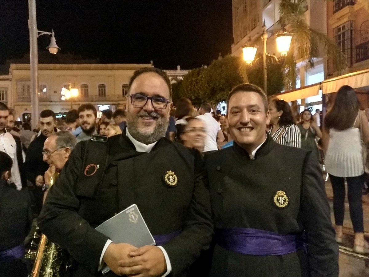 ManueldelosPi's tweet photo. Estreno de mi @JuManuelmartine , Bienvenido y espero que esta sea tu casa por muchos años. Hoy nos ha faltado @lolin79 que te hemos echado tela de menos. Para la próxima foto del comando cigarrero/flamenco 😉😉 https://t.co/t5KqJkcZRg