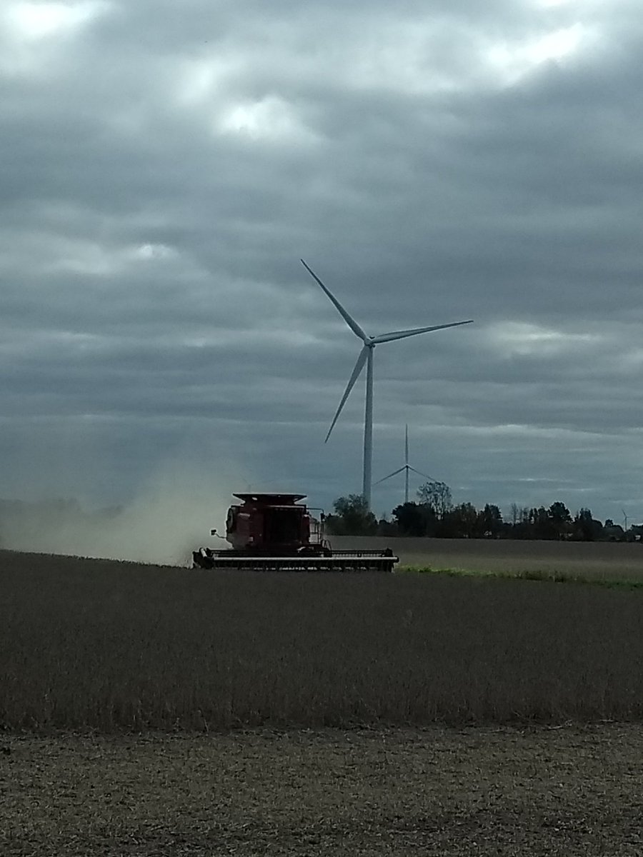 Robbpapineau's tweet photo. Well we finally got started, 75 acres finished just before the cold light rain started. #Harvest18 #Wherearemywintercoveralls https://t.co/trt5uoKHYO