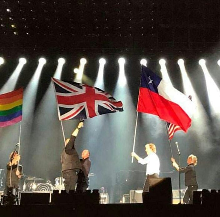 mileyftjustin's tweet photo. aquí la cábala de paul mccartney levantando la bandera de chile por error en texas WE ARE THE BEST COUNTRY OF CHILE

#PartyChilensisFtLaRoja https://t.co/iSsklgnquZ