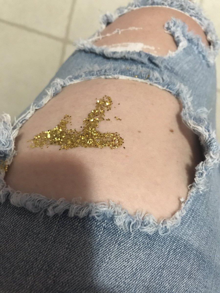 CosplayByJen's tweet photo. COWORKER: What’s your costume??

ME: I went to a @KeshaRose concert, and it was so good, I started bleeding glitter, then it killed me. https://t.co/5fxq7y49dC