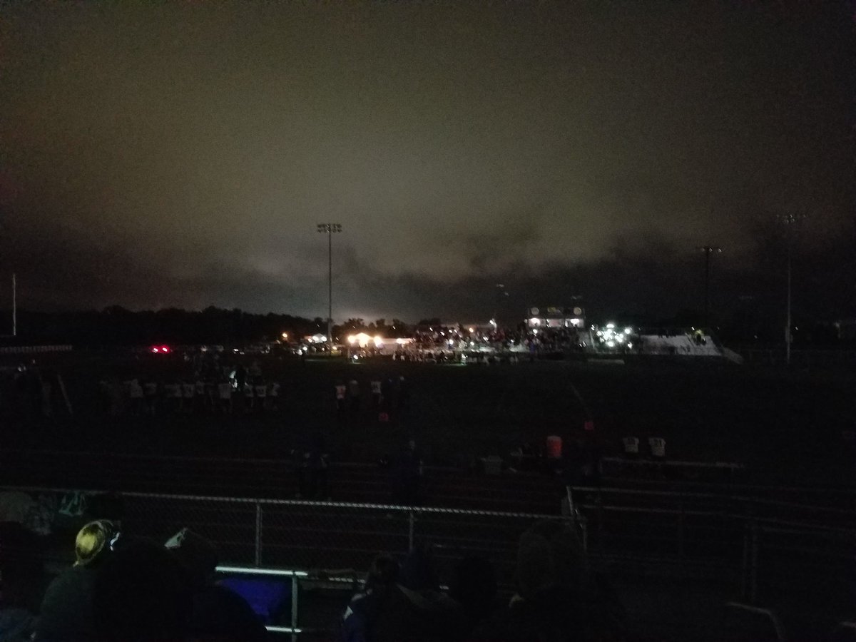 TabithaB1998's tweet photo. @KOMUsports South Callaway 27 Wright City 14 the lights go out on the field with 13 seconds left in the first https://t.co/NjXCViwdyy