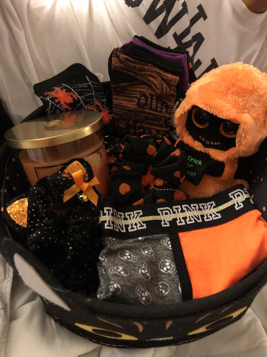 spooky basket ideas for girlfriend