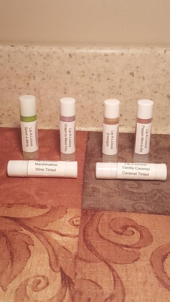 SudzEssential's tweet photo. Essential Sudz 
https://t.co/mzIeC4v0I8?

Lip-A-Licious 
Get a head start on healing those chapped lips!
Made with Beeswax, Vitamin E,  Aloe, and Shea Butter!
4 flavors available 
2 lip tints available 
Chapstick $2.50 or 2/$4
Tints $3 or 2/$5 
#etsy #bathandbeauty #lipbalm https://t.co/TbuuJdUv5c