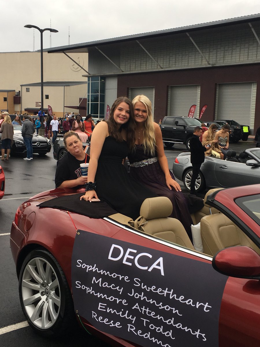 JenksDECA's tweet photo. 2018 homecoming parade pictures from our DECA sweethearts and attendants. Such beautiful girls even with the rain! Proud of these girls for representing DECA!🤩💗 https://t.co/sZ3cJdRYXt