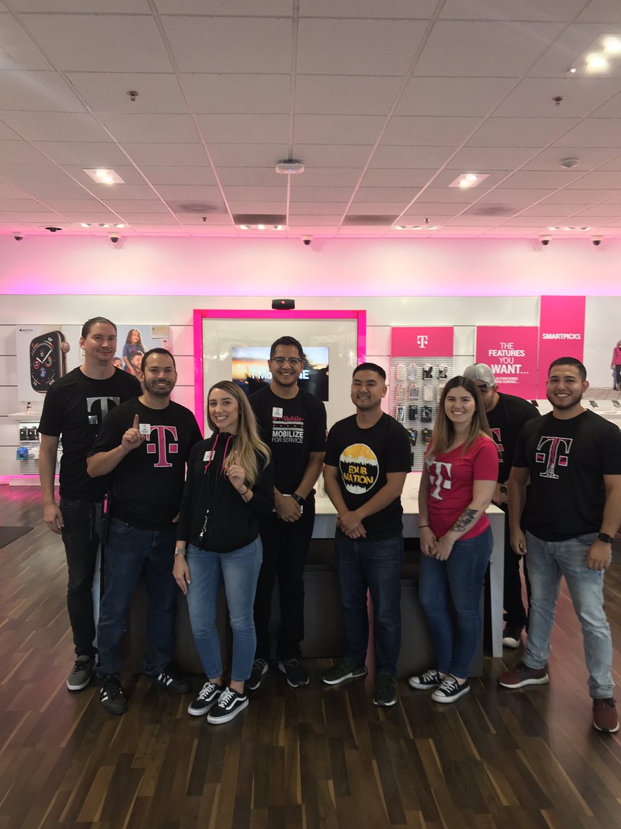 IsaacZambranoEW's tweet photo. T-Mobile, Corporate, EW it’s all love! We one team! We all customer obsessed! #tmobile #EW #freshno @tmobbbrianaoki @coopa_loop @aknowles123 https://t.co/kVFu4NekpV