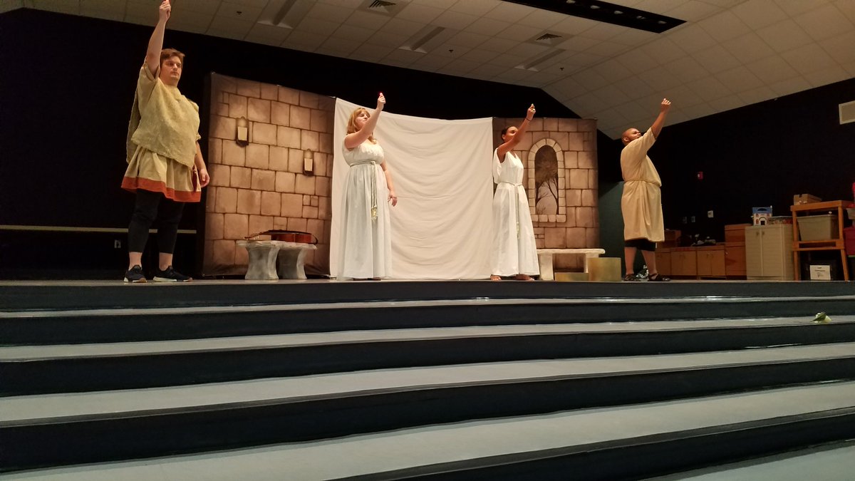 SpringhillGift1's tweet photo. 2nd grade with Shakepesre Tavern actors - The Olympians- ancient Greece studies @SpringhillGift1 @springhillsuns https://t.co/jTC5qJkM9N