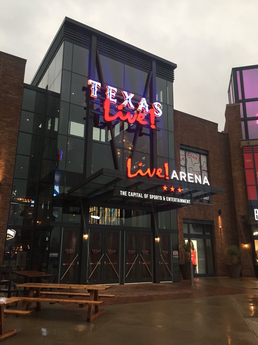 CryptoNewsFlash's tweet photo. Texas Live seeing @leebrice !
This place is awesome! 😆😜
#breakfromcrypto #nofilter #country #Texas #LeeBrice https://t.co/J262JEtKmb