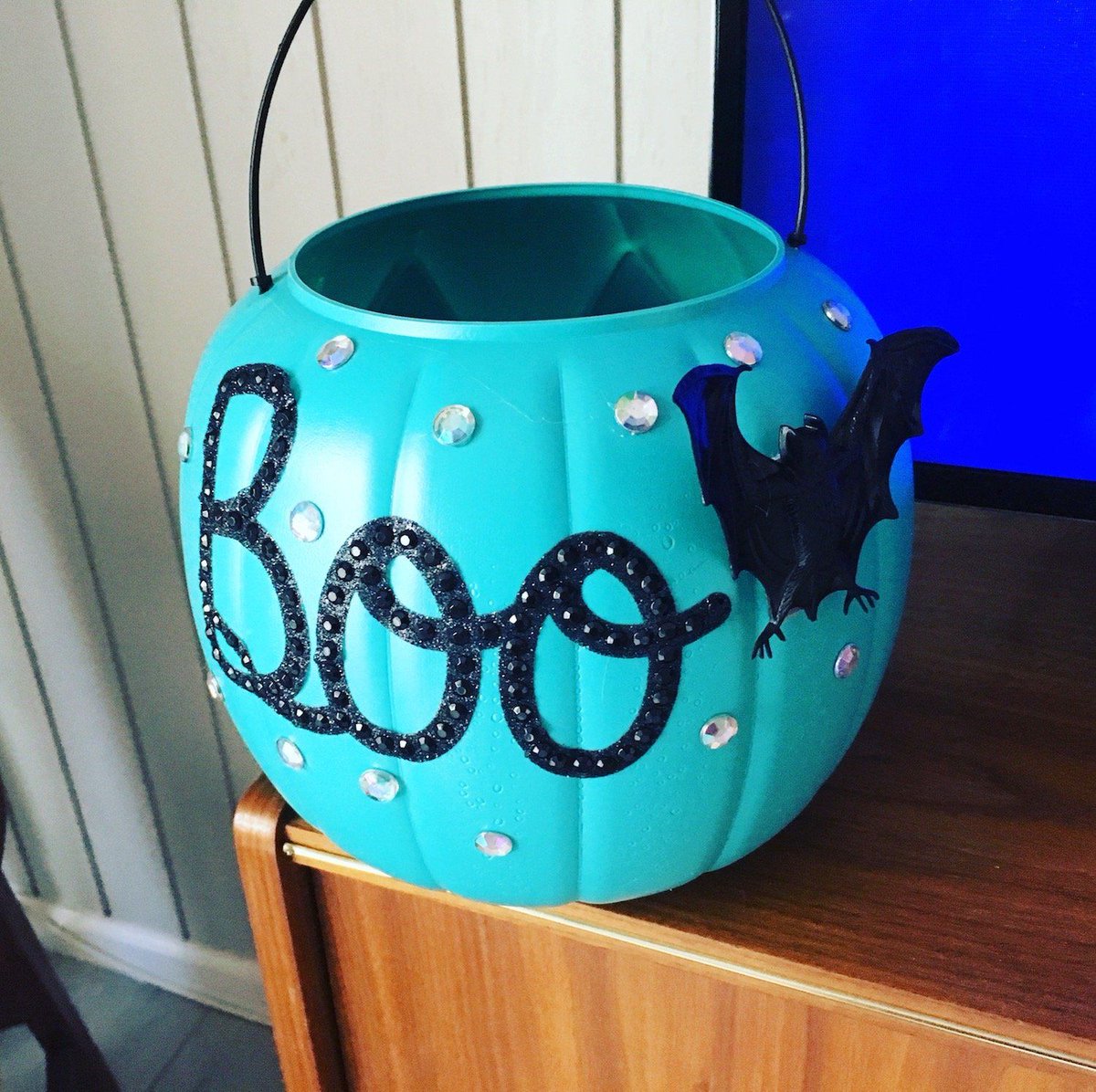 GlutenFreeMore's tweet photo. Staying safe this #Halloween https://t.co/ZCigTqnsA8 #TealPumpkinProject #TealGhost #FoodAllergies #GlutenFree https://t.co/zCBfBpmdso