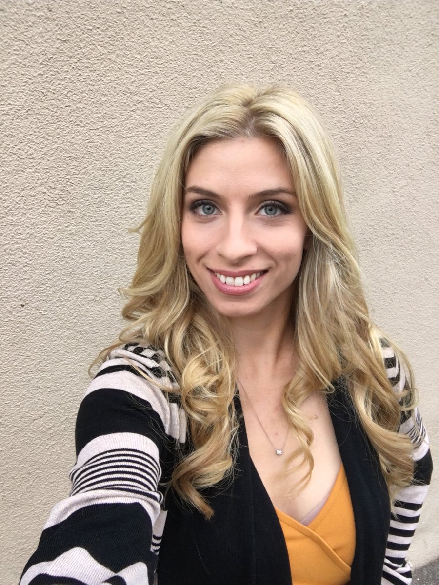 TheMariahJune's tweet photo. I can feel a chill in the Los Angeles air! Winter is coming! I love autumn! Whatβs your favourite time of year? #autumn #chilly #actress #losangeles #MariahJune #blondehair #lovinglife π€ https://t.co/nplSeQfg2F