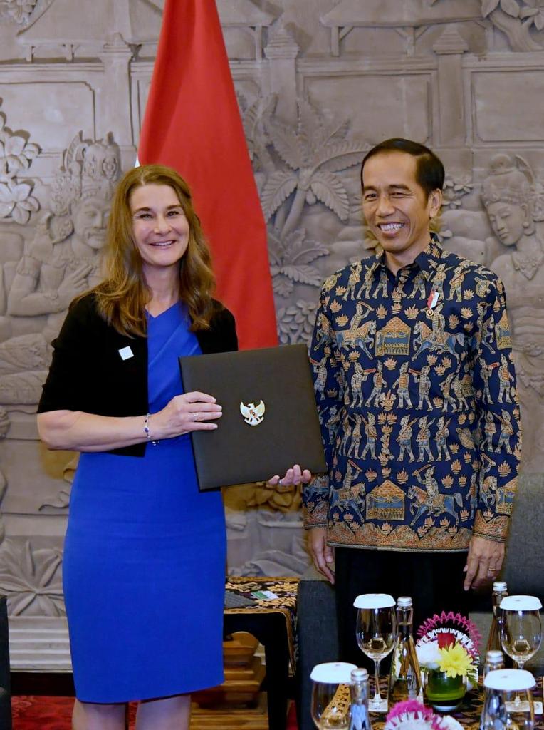 jokowi's tweet photo. Bersama pegiat filantropi dunia, Ibu Melinda Gates di Bali, kemarin. 

Saya menyambut baik penguatan kerja sama pemerintah dengan Bill &amp; Melinda Gates Foundation, sekarang dan di masa depan. https://t.co/cWICX0Ka91