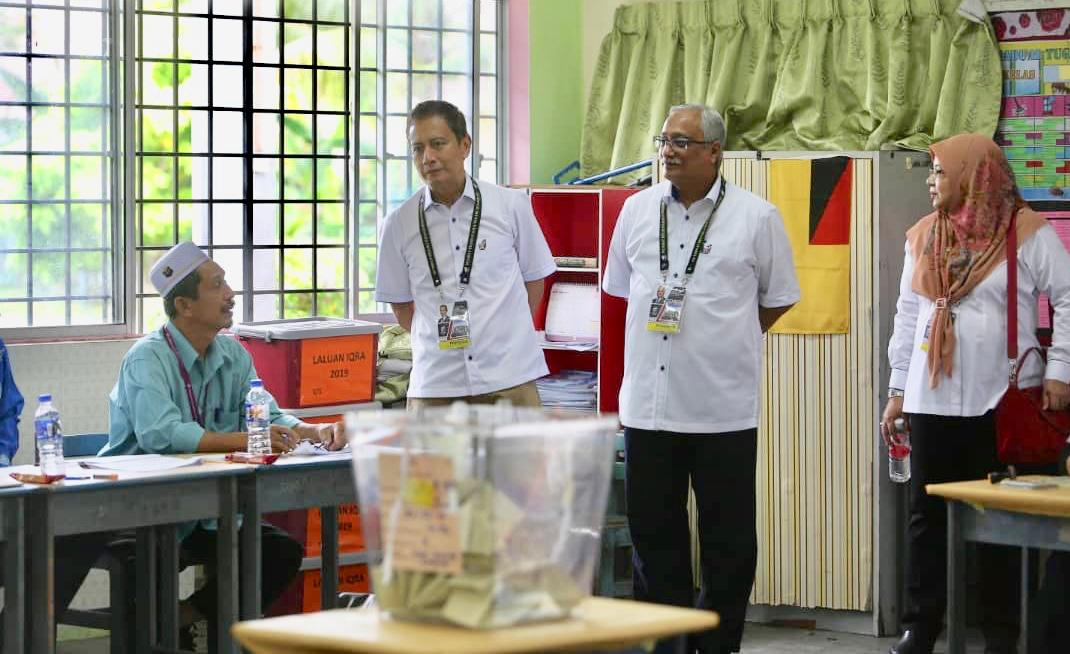 NST_Online's tweet photo. EC chairman Azhar Azizan Harun observing the voting process for the #PortDickson by-election at SK Port Dickson. - NSTP/Hazreen Mohamad
#PRKPortDickson #PDbyelection #YouVoteWeCover #BattleForPD #NSTvisuals https://t.co/wCTEPbglQS