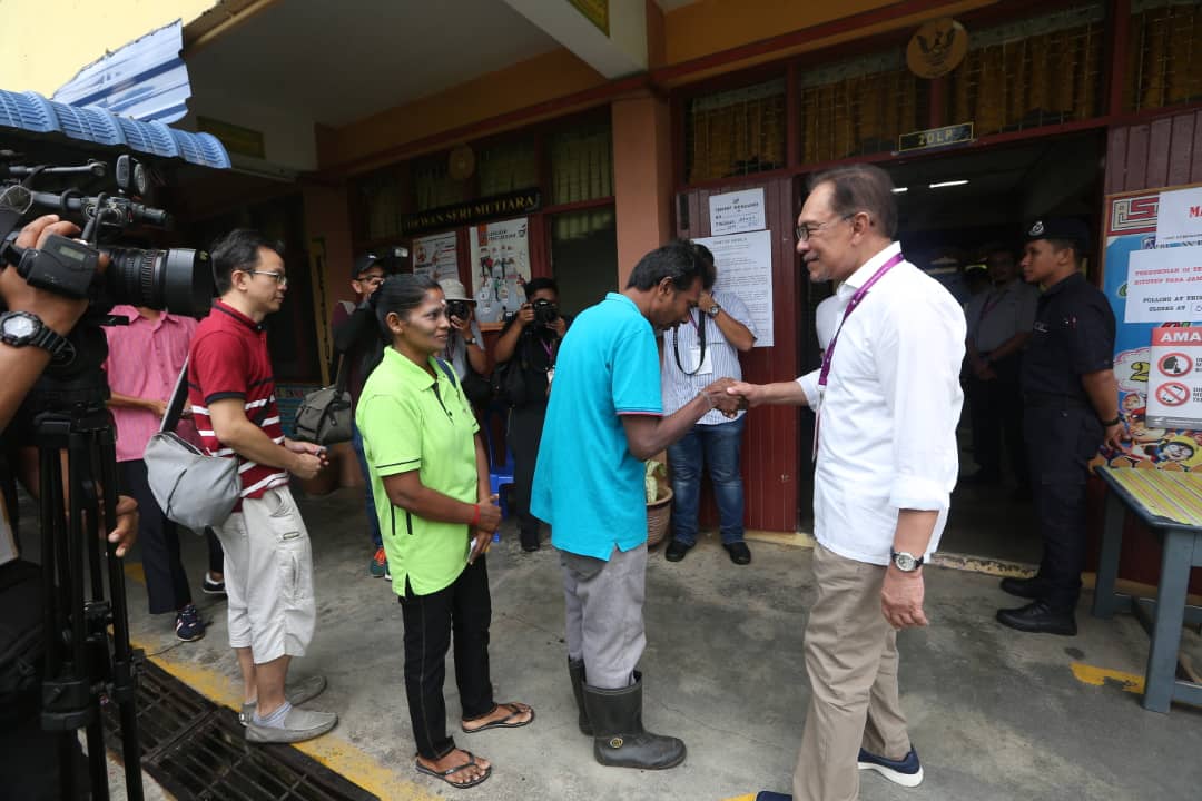 NST_Online's tweet photo. Voter turnout for the Port Dickson by-election ast at 9am is 9 percent - EC
#PRKPortDickson #PDbyelection #YouVoteWeCover #BattleForPD https://t.co/RNNXjvJjPC