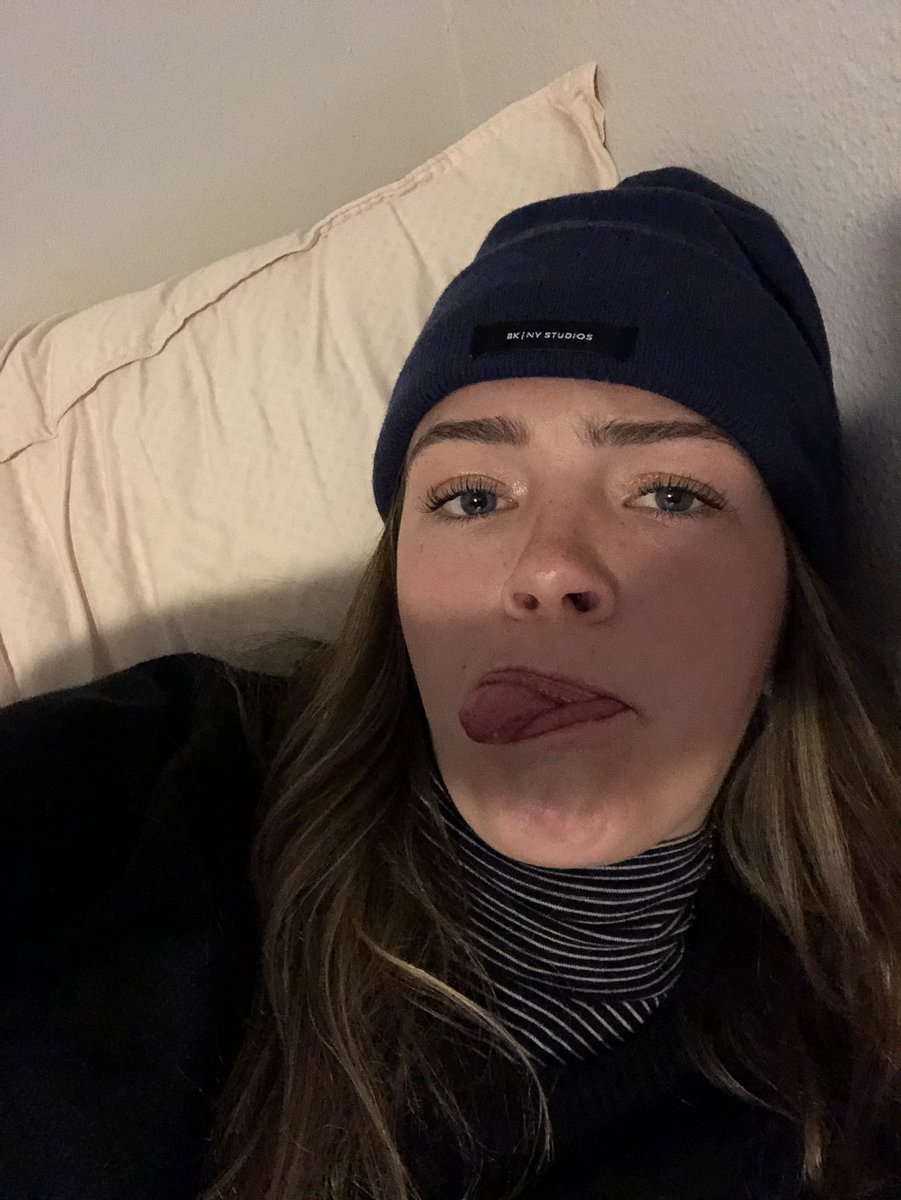 BromanHope's tweet photo. This pose is what cool hot girls do https://t.co/ay1dlTZmX6