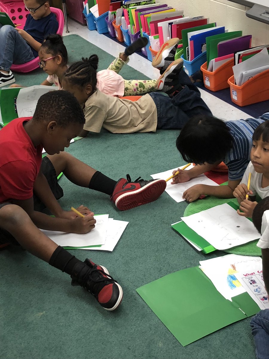 DLI Kindergarten classes are learning how to write their own stories! Look at that engagement! They are working hard!! #NNPSPROUD #Bilingualstudents #Biliterate