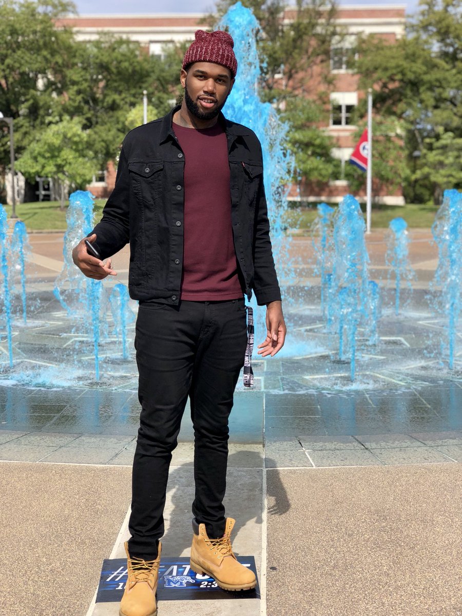 Mikeboogieparks's tweet photo. It’s that time of the year🍁🍂 #ModelMike🤩 #BasketballModel🔥 https://t.co/qYDoisEt4j
