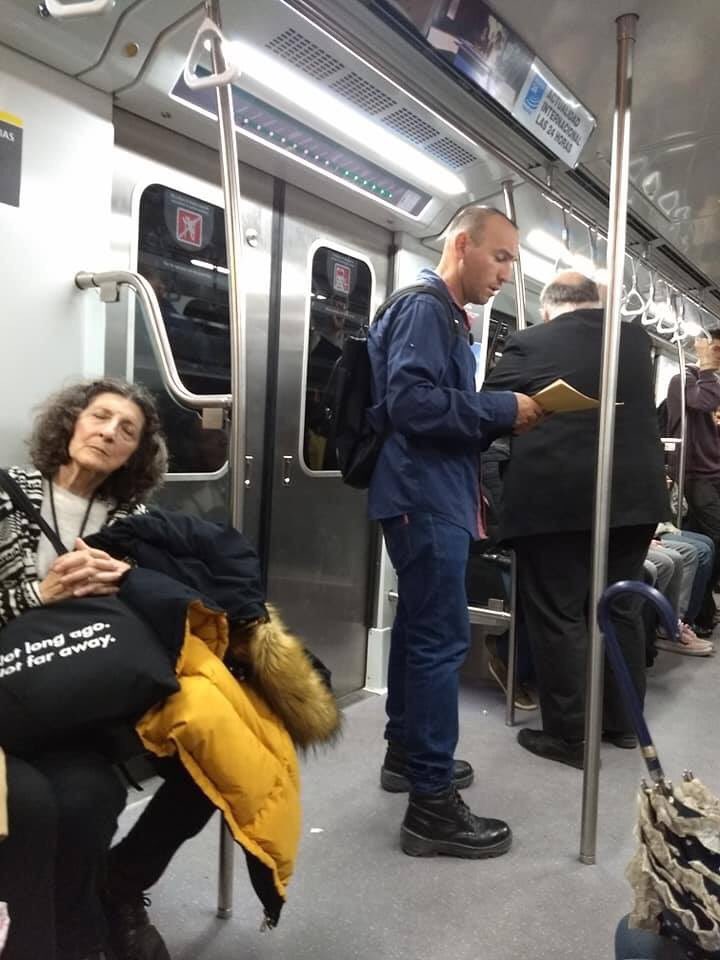 sofii_nataly's tweet photo. Nestor estuvo hoy en el subte linea D buscando trabajo. Muy amablemente pide si la gente puede compartir su cv. NECESITA TRABAJO. Si alguien sabe de algún laburo dejo una foto de su cv. https://t.co/YER3Kze6XJ