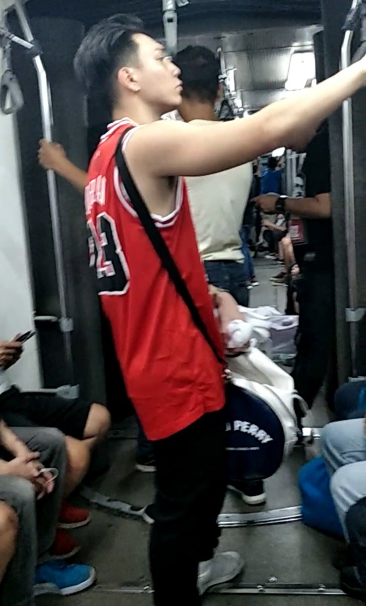 DeseosSenor's tweet photo. Kung ganito ba naman kasabay mo sa MRT, pinainit ni kuyang nakared jersey ang aking umaga. Sarap!

#sexualdesires #hotpinoy #malibog #jakol #spakol #tamod #daks https://t.co/JJyJbNeuh3