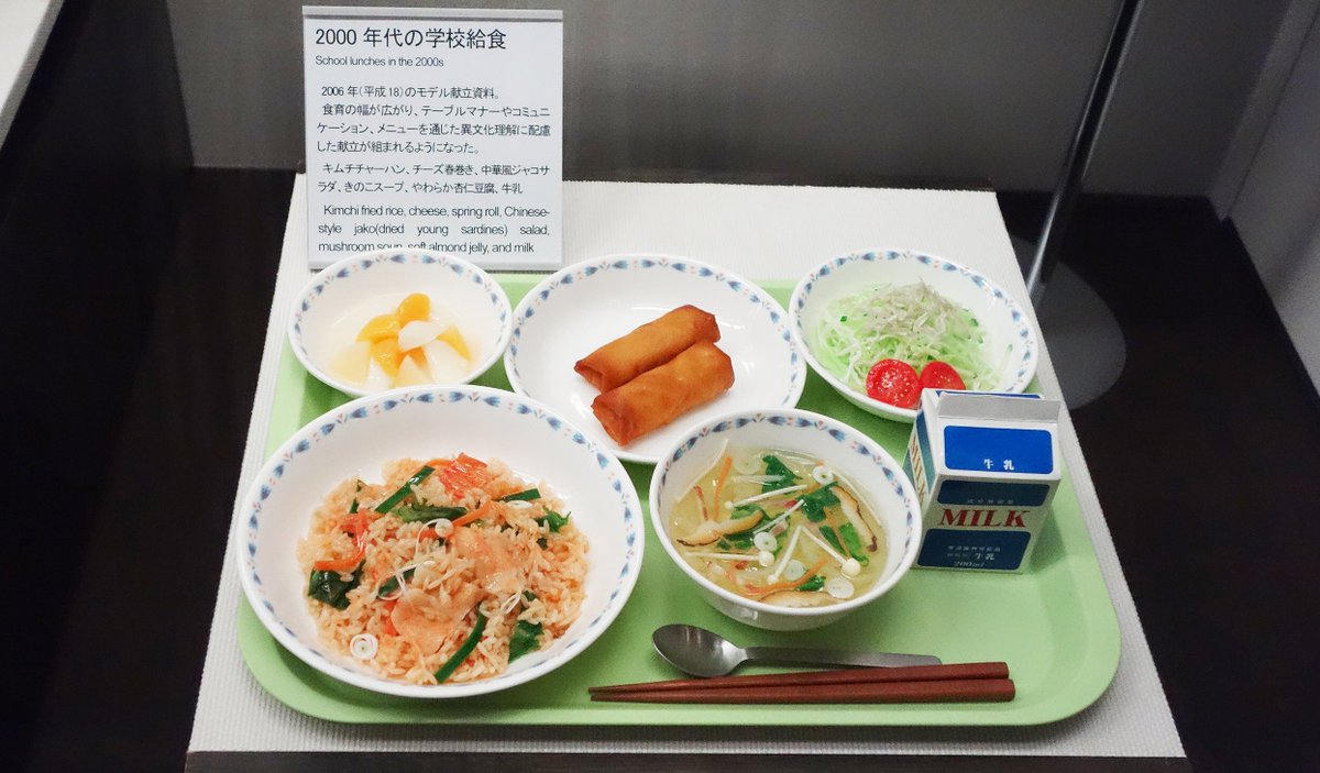江戸東京博物館 常設展示室から 江戸東京博物館 の 東京 ゾーンでは1960年代 1970年代 1980年代 1990年代 00年代の 給食 を展示しています 時代とともに 献立 のバリエーションが広がる様子をご覧ください