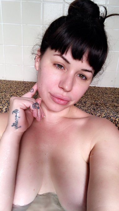 Post work out hot tub sesh https://t.co/qg33wFtE2M