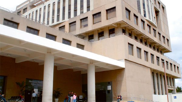 el_Periodico's tweet photo. #URGENTE 
Se reportan cambios en el Ministerio Público. Según fuentes consultadas, fueron revocados los nombramientos de los fiscales regionales, así como otros cargos. El fiscal Stuardo Campo estaría entre los despedidos. https://t.co/skAuoC4i4w
