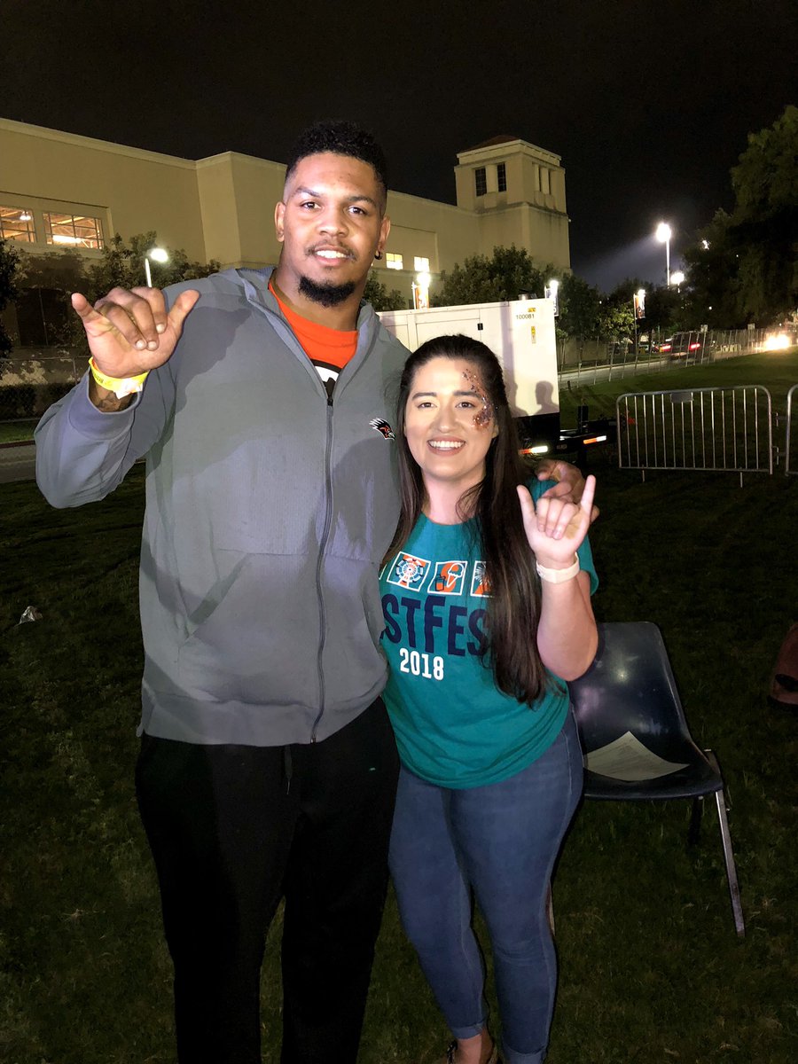 brittanaaay3334's tweet photo. I LOVE HOMECOMING!!
So excited to see @MarcusJD84 & @Campain11 run back home for this exciting weekend!🏈 #AlumniGoals
#BestFest2018 #GoRunners https://t.co/UD20kc4X5q