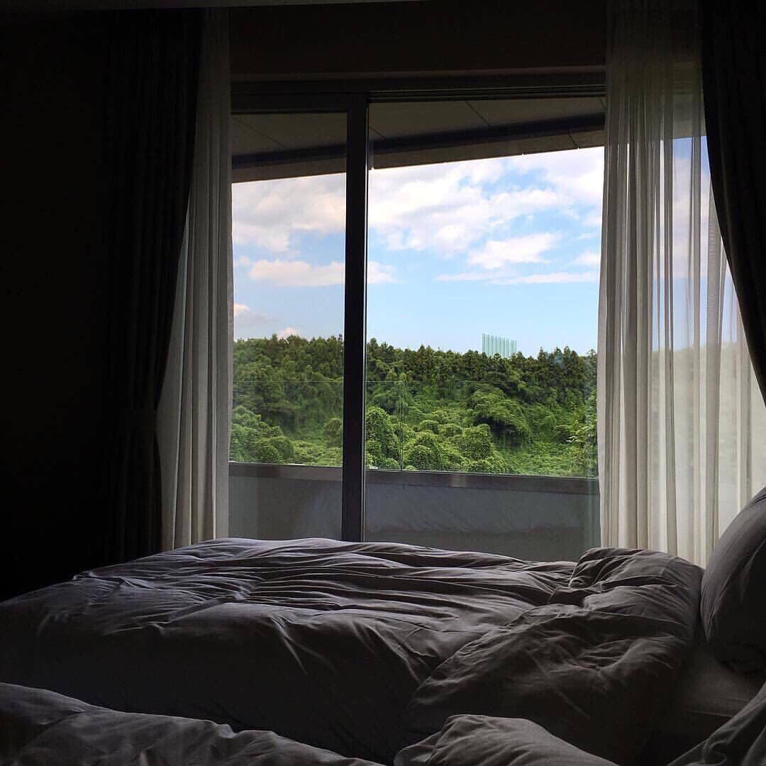 открытое настежь окно. открывается настежь предложение. скай ривер панорамные окна. фон комнаты. окно с красивым видом.