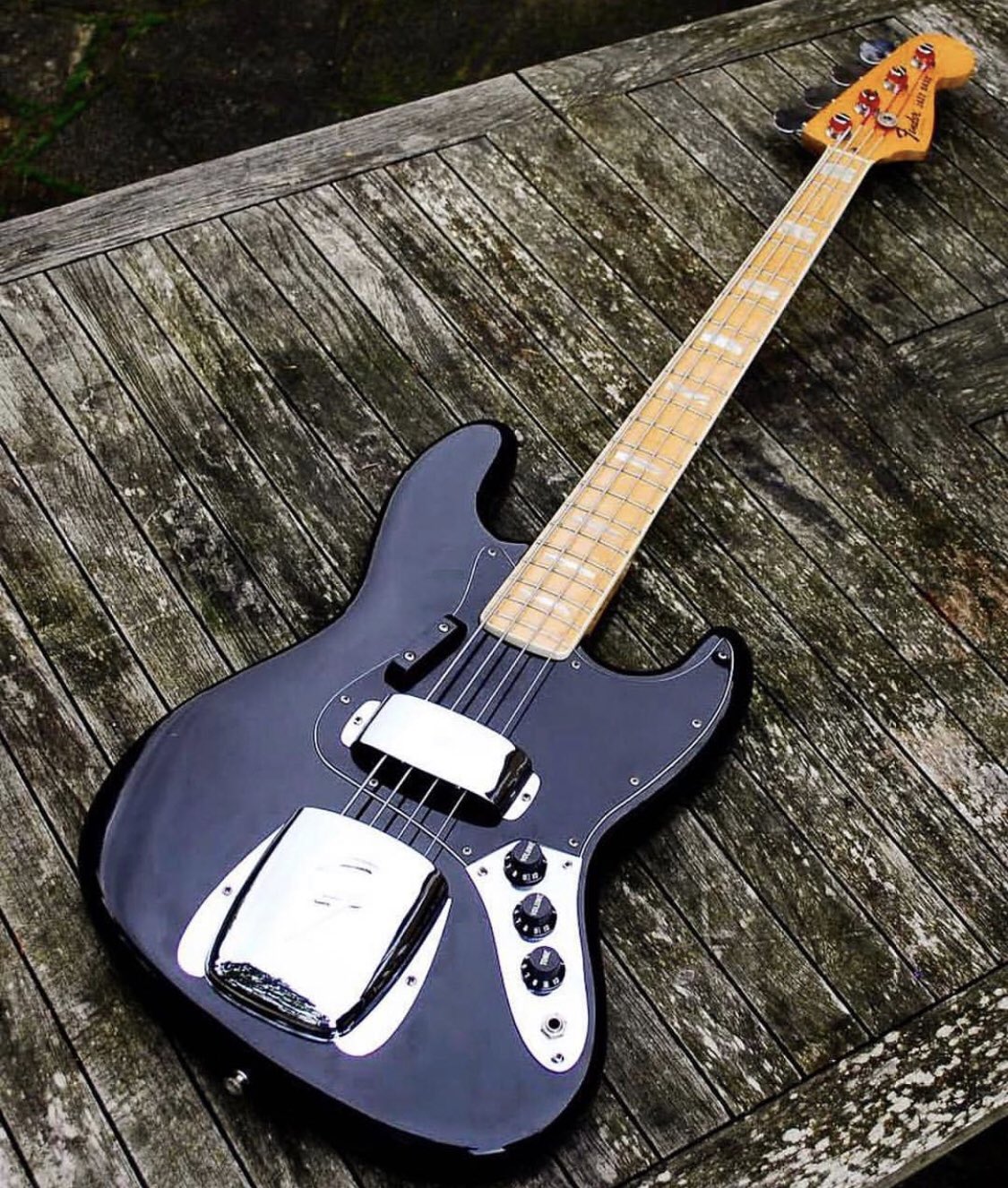 Fender jazz bass sale black maple neck