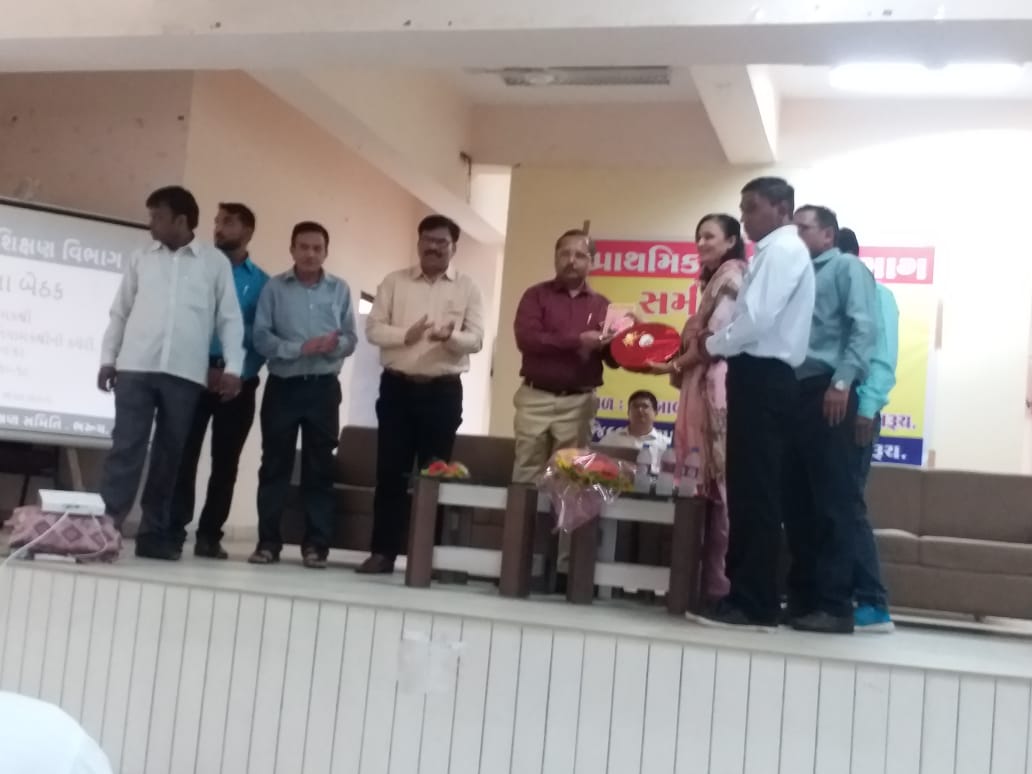 AminbenP's tweet photo. Samixa betha jillo Bharuch 
11/10/18
Manniy Niyamak shree joshi sir 
@ssagujrat https://t.co/nVnmcM5zGY
