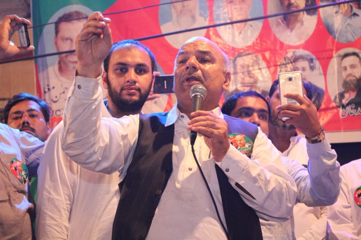 NA124Official's tweet photo. اسلام علیکم
 دوستو کل ضمنی الیکشن میں شاہد خاقان عباسی کو ووٹ دینے سے پہلے بس یہ سوچ لینا۔امریکن ائیرپورٹ پر پوری دنیا کے سامنے اس نے اپنے کپڑے نہیں پوری قوم کے کپڑے اتروائے تھے
#NA124 
#ByElections2018 https://t.co/bFp7EyYb4P