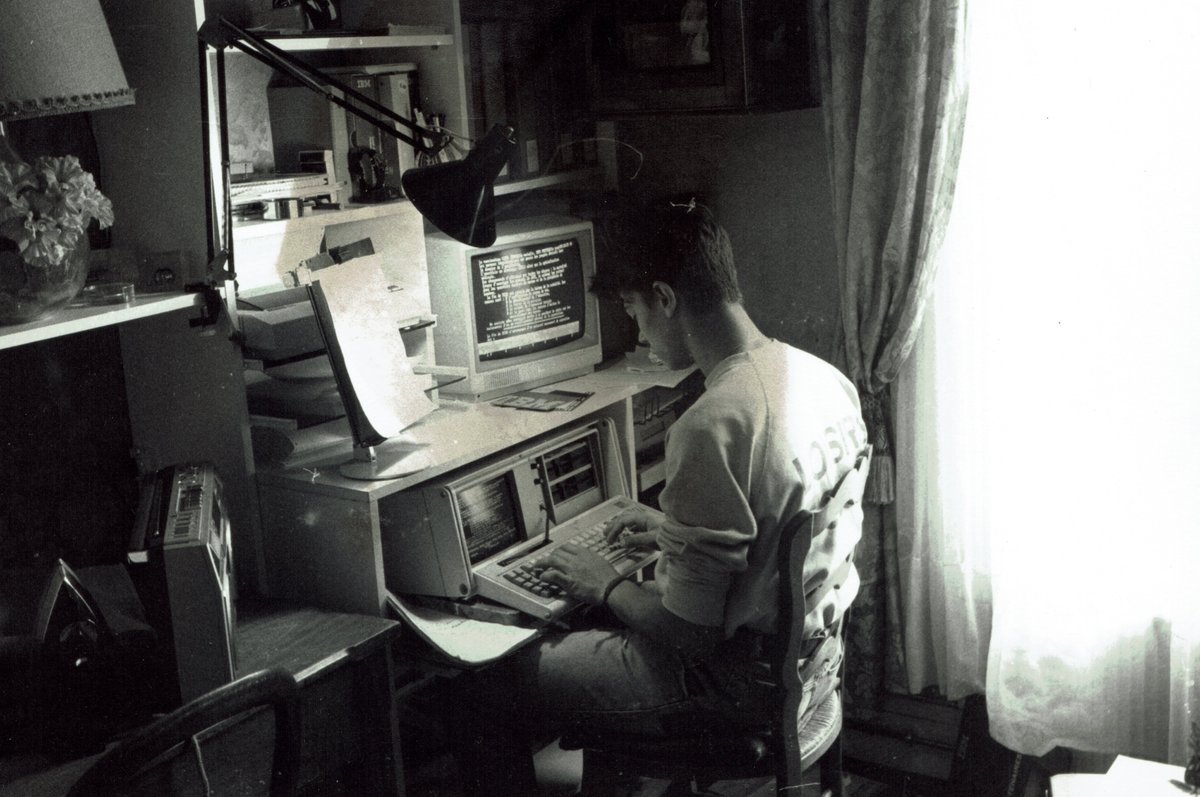 b1jam's tweet photo. #SaturdayMorning #balancetontweet #ArchivesPersonnelles #IBM 1er PC portable #computer5155, à 1 époque où le #HDD n'était pas en vente pour les particuliers, les disquettes étaient souples. En 4e, je retapais mes cours dessus, 1984. DOS 2.10, RAM 512ko !! #pcfoil #égoportrait https://t.co/kUeKCeinlI