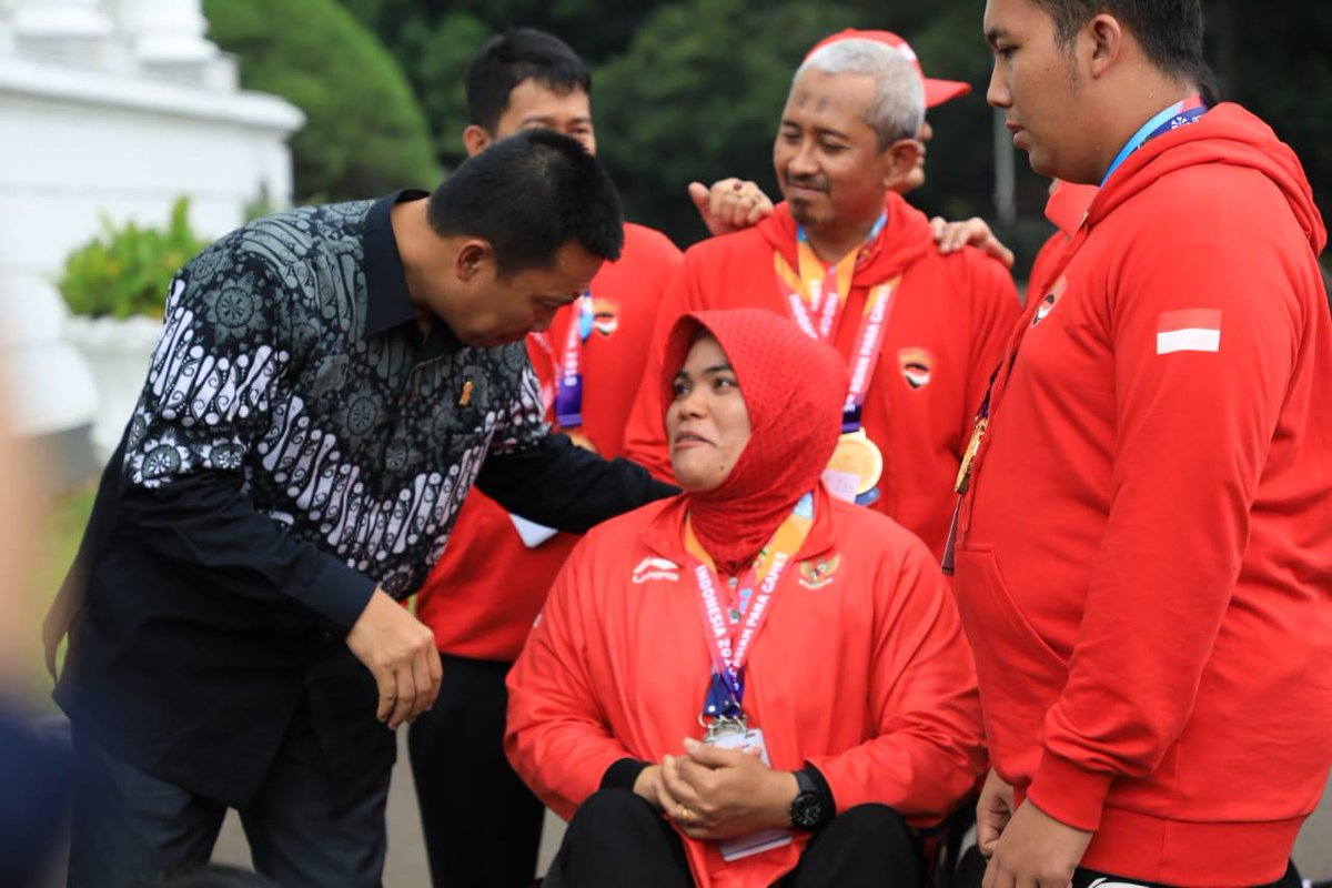 imam_nahrawi's tweet photo. Hari ini, mendampingi Bapak Presiden @jokowi menyerahkan bonus kepada peraih medali di #AsianParaGames2018 . Bonus yang diterima peraih medali asian paragames 2018 sama dengan bonus peraih medali di asian games 2018. Terima kasih untuk semua yg telah berjuamg-IN
#parainspirasi https://t.co/u05RpKJ1Qk