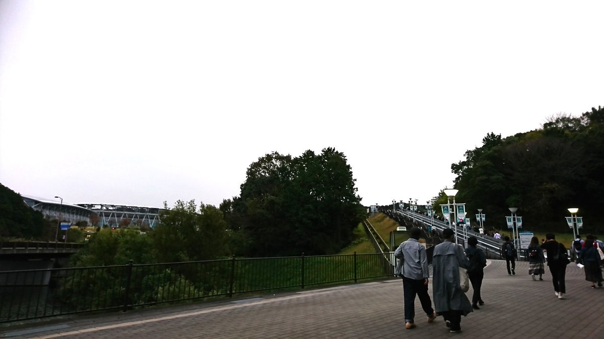 KEY_AEUG's tweet photo. エコパアリーナ前に到着
小雨がぱらつく中、物販待機列へ
どれくらいでたどり着けるのか?!
♪MAGIC OF LOVE/#Perfume #NowPlaying https://t.co/Y4faGnkpjb