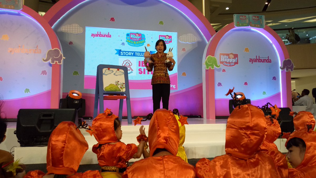 Ayahbunda's tweet photo. Dongeng Ibu Siti bercerita tentang 'Keluarga Kelinci'. Anak-anak sangat antusias mendengarkannya.
#newpackrelaunch #eventayahbunda #happydaysout #babyhappybodyfitpants #babyhappysby https://t.co/dyMSRMhcZb