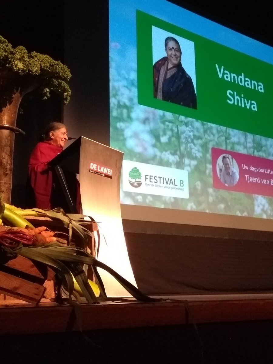 voedselanders's tweet photo. Volle zaal in #delawei Drachten laat zich inspireren door ambassadeur voor vrijheid, bodem, zaden en biodiversiteit @drvandanashiva Festival B #voedselkaravaan https://t.co/e8c4bROTbx
