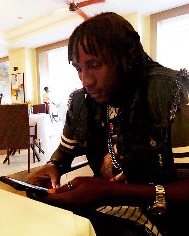 ZizaBafanaUg's tweet photo. 👑 for LIFE.
           ⭐️ of all SEASONS.
The Raggagod MYSELF wishing you a blessed... https://t.co/UyeAD93i4J https://t.co/MJeJn4ohrP