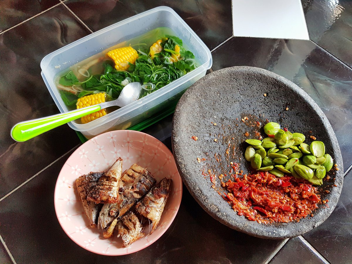 catmodjo's tweet image. Sarapan dg lesehan 😋