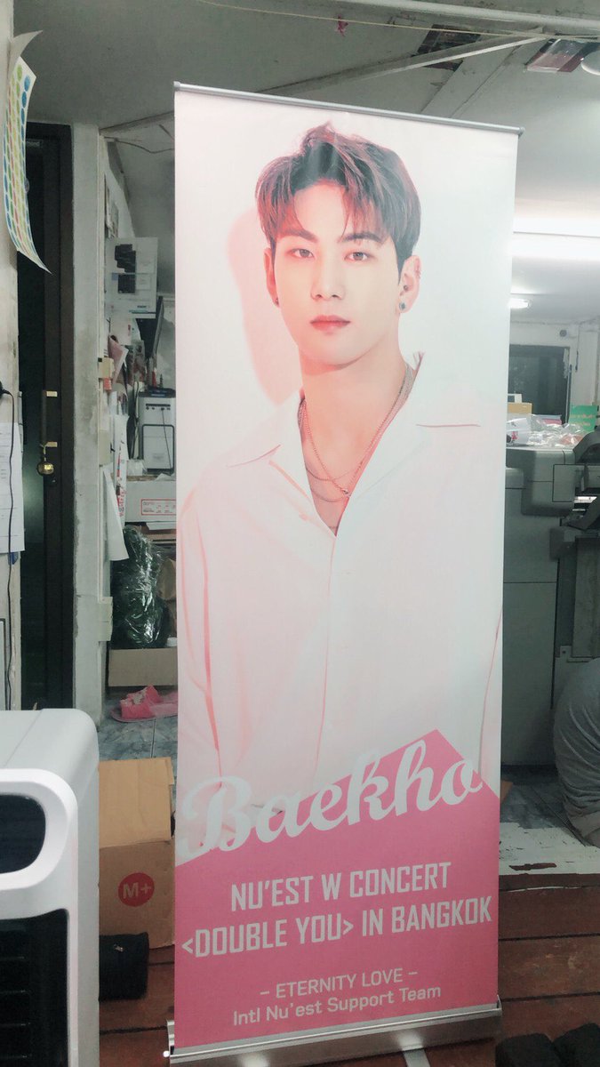 eternity3701's tweet photo. สวัสดีค่ะ อยากจะมาสำรวจว่าคอนครั้งนี้อยากให้มีโรลอัพแบนเนอร์ไว้ถ่ายรูปเหมือนครั้งที่แล้วหรือเปล่าคะ ถ้าใครอยากให้มีรบกวนกดโหวตนะคะ หวังว่าฝนจะไม่ตกเนอะทุกคนจะได้ถ่ายรูปกัน #NUESTWENCOREBKK #NUESTWENCOREINBKK https://t.co/r12u56yXIQ