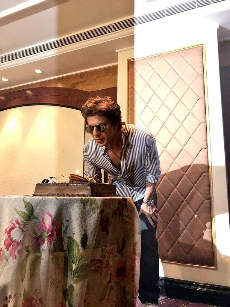 AyushiS96622915's tweet photo. Ques:- Kitne din bache hai???.. 🤔🤔
Ans:- पुरे बीस दिन😁😘😍😎😘
Most Most Special day is on the way..🤗🤗
2nd November 2018.. is on the way..😘😍

@iamsrk baby your bdae is coming💃💃

#20DaysToGoForSRKDay 

@SRKindoreCFC @SRKCHENNAIFC https://t.co/Ug2rFclBY2