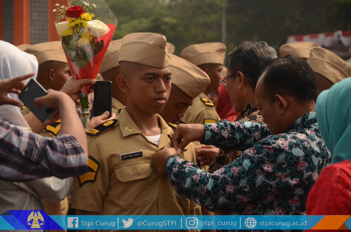 CurugPPI's tweet photo. Sebanyak 527 orang Taruna yang dilantik pada upacara hari ini juga dilakukan secara simbolis dengan penyematan wing oleh masing-masing orang tua kepada Taruna. https://t.co/GLW8api3Xf