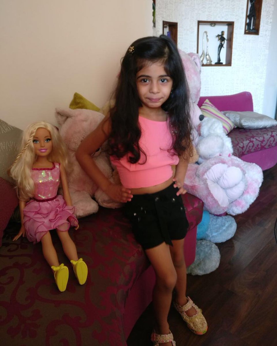 HuJuRockz's tweet photo. One of those days when I decided to dress up my Barbie like me or is it that I dressed up like my barbie. Guess Guess?
.
.
#samairratales #childblogger #kidsblogger #barbie #pink #kidsstyle #kidsfashion:#Samairra #Sammy @iamjuhiparmar #JuhiParmar #Juhi #Kumkum #JP #juhiparmar14 https://t.co/TPkh3LbcPy
