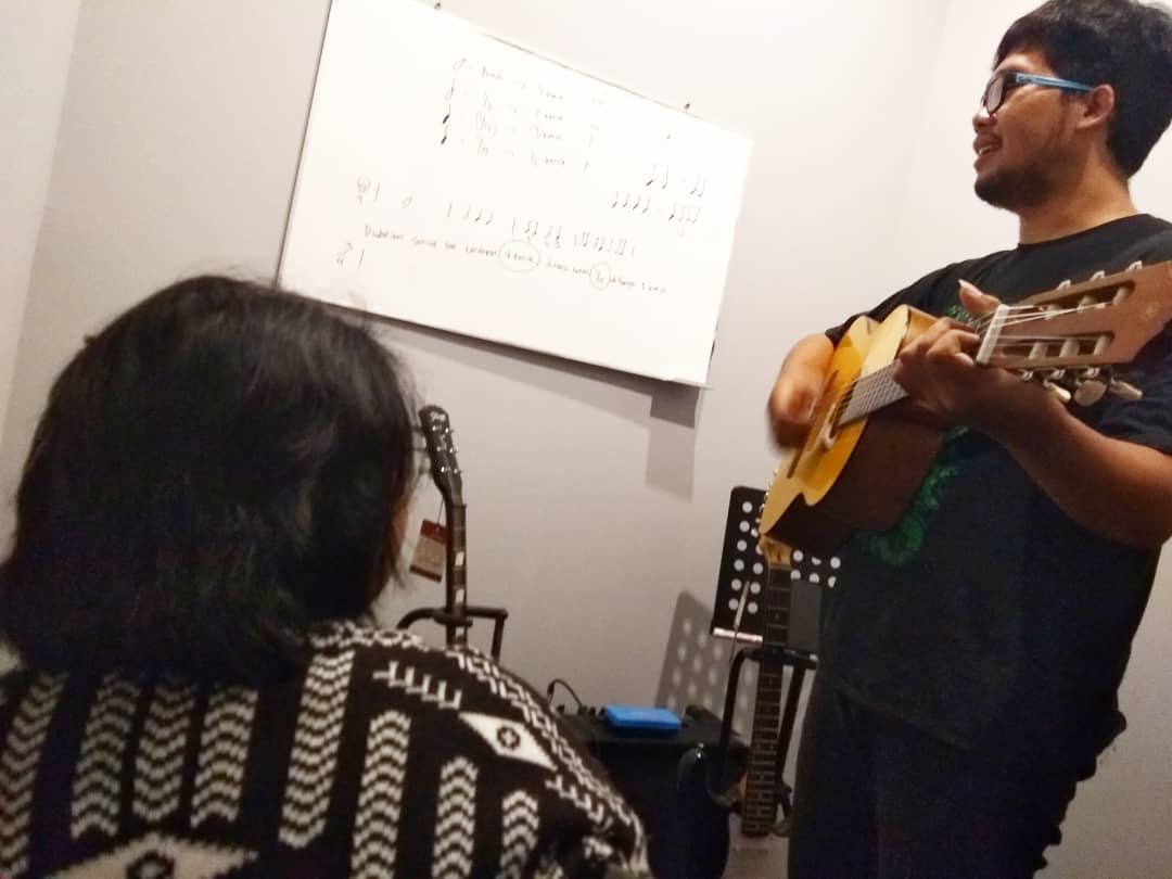 msi_school's tweet photo. Guitar  class
#musicschoolofindonesia #bandung
Student Alma F. Askari
Teacher by @adydaniarsa 
#solosection #leadguitar #guitarlessons #guitarsarebetter #gibsonguitar #guitarist #guitar #msischool #msiclass #msibandung #sekolah #sekolahmusik #sekolahmusikbandung #infobdg https://t.co/q3cFmOyWLN