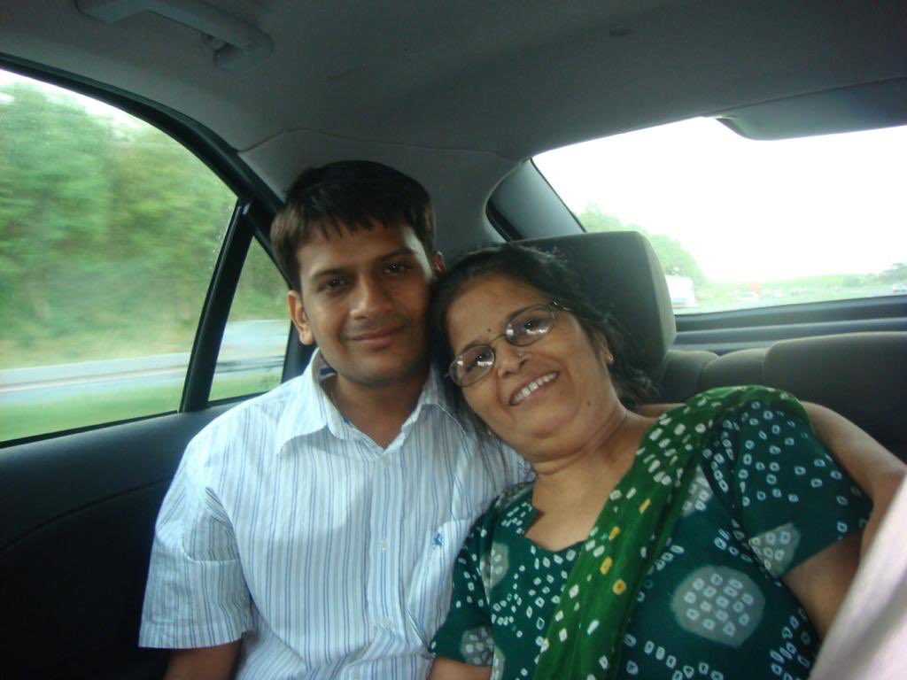 DrRutvij's tweet photo. આજે મમ્મી ને ધામ માં ગયે એક વર્ષ પૂર્ણ થયું .જીવનચક્ર એટલું ઝડપી છે કે તમને શાંતિ થી અનુભૂતિ પણ નથી કરવા દેતું કે તમારું સૌથી વહાલું સ્વજન તમારી વચ્ચે નથી .શાંતિ થી રડવા પણ નથી મળ્યું ને એક વર્ષ થઇ ગયું .ભાવપૂર્વક શ્રદ્ધાંજલિ . https://t.co/WwieMyKuuf