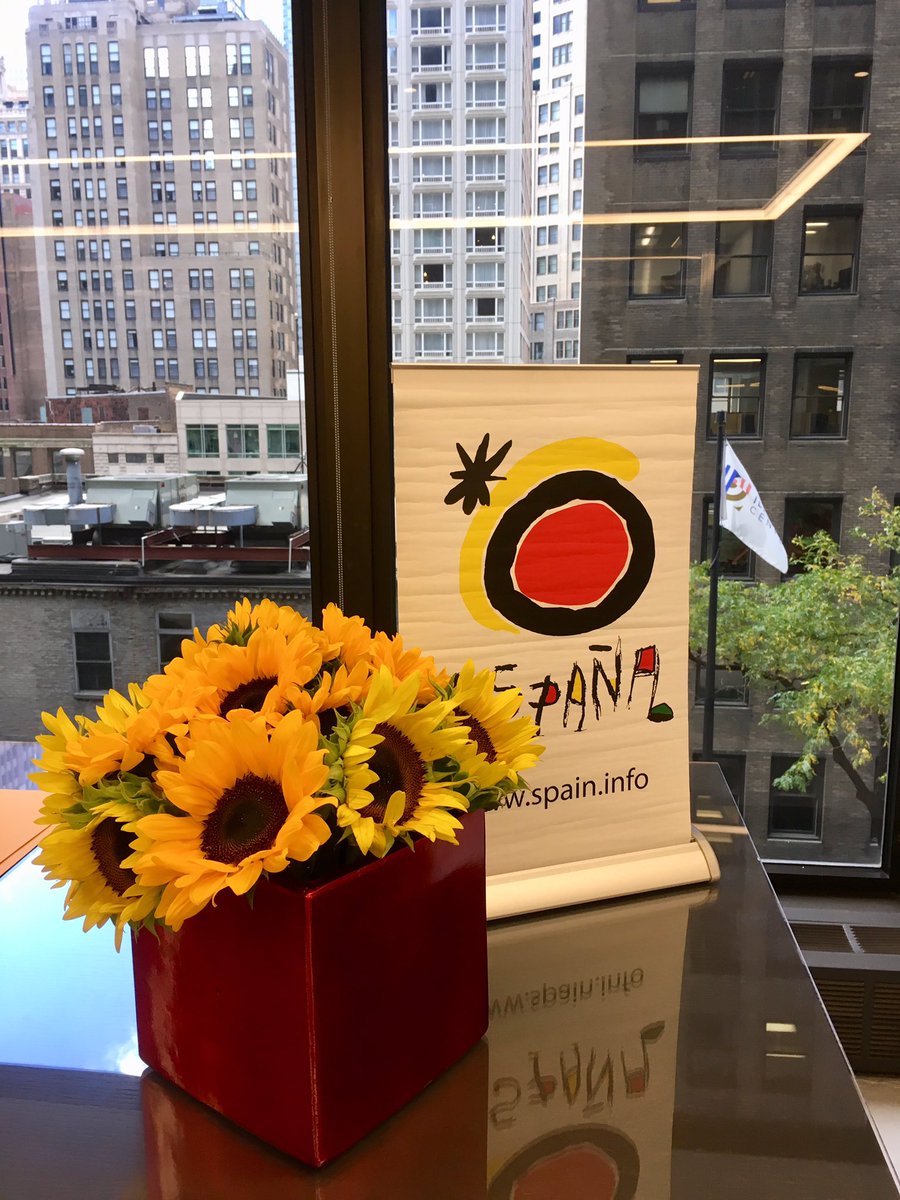LaPatrii's tweet photo. Spain-themed luncheon 🇪🇸 hosted by #OETChicago for media attending @VEMEX2018 in Chicago yesterday. @SpainInUSA @Turespana_  Special thanks to @Extremadura_tur for coming all the way from Mérida to attend, and for providing some of the Extremaduran treats. https://t.co/FsH0iUrYRG